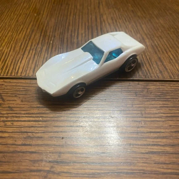 Vintage 1975 Hot Wheels Corvette Stingray  Malaysia White Pearl Blue Windows - Picture 7 of 7